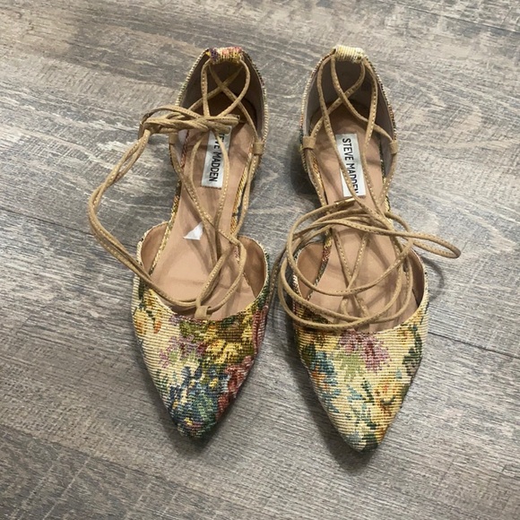 Steve Madden Shoes - Steve Madden walkie floral flats